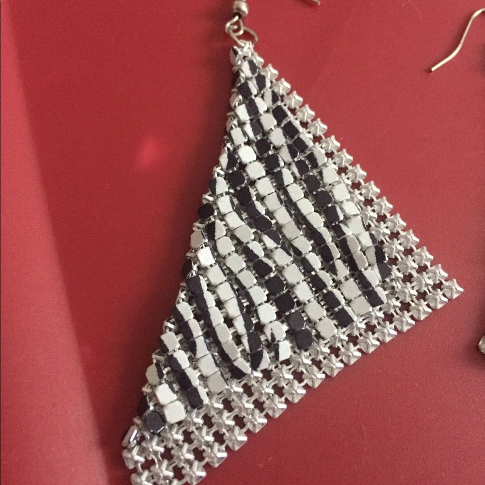 π¦ Zebra Dangle Earrings - Picture 3 of 6